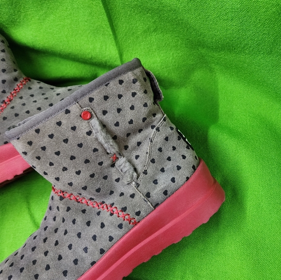 🌷UGG Short Women's Gray/Red Heart Boots Size 8 - Picture 9 of 15